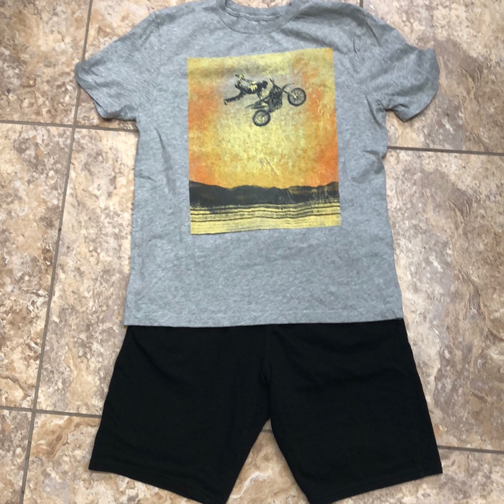 T-shirt +shorts 11/12